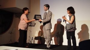Annalaura Carano riceve il premio dal Sindaco di anta Margherita Paolo Donadoni